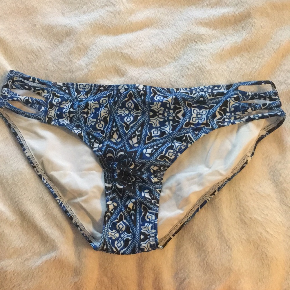 Bikini - Picture 2 of 4